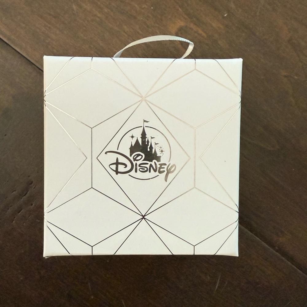 Disney Minnie Mouse hoop earrings NIB - Picture 2 of 4